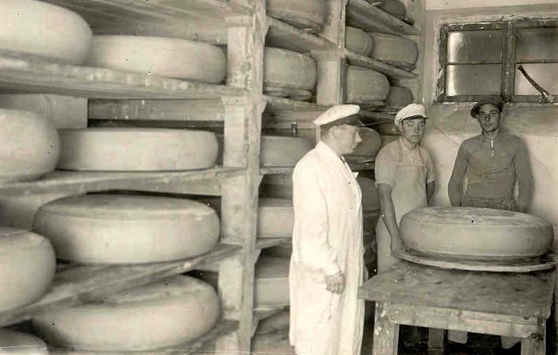File:Puhja meiereis juustu hooldamine külmas keldris 1938.jpg